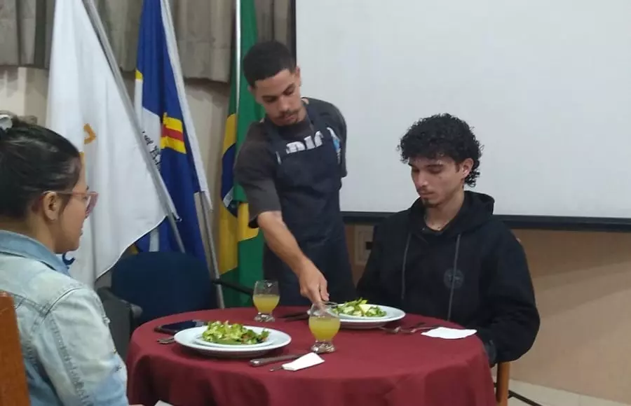 Fest Buteco: garçons passam por curso de aperfeiçoamento do Senac em Santos Dumont